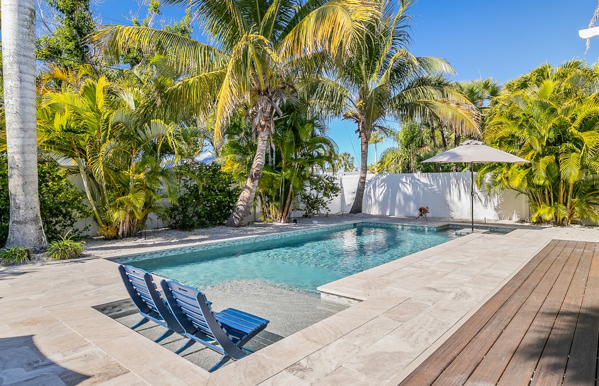 Island Vacation Properties-Swizzle On The Sound-1