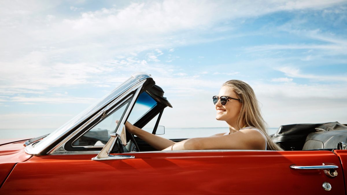 woman driving to Anna Maria Island
