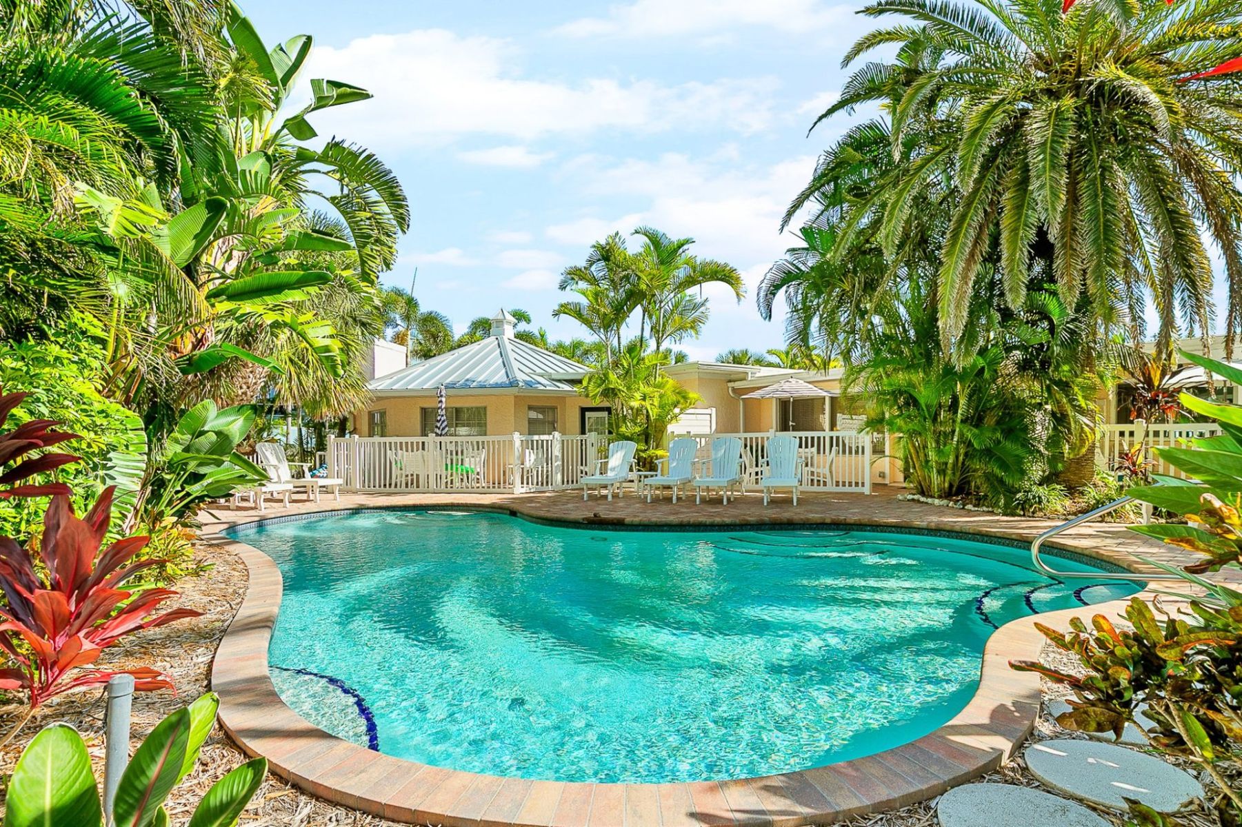 Stunning Bungalows With A Pool For Sale In Florida Usa image
